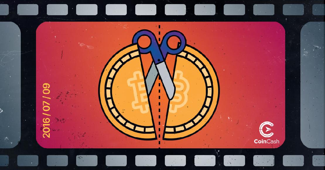 Egy olló félbevág egy BTC érmét